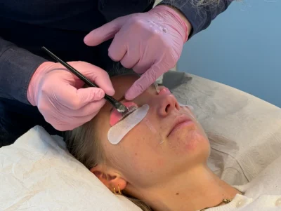 Vippespesialist Martin utfører vippeløft hos Urban skin